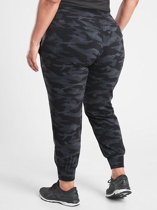 L'image numéro 5 présente Pantalon de jogging camouflage Salutation