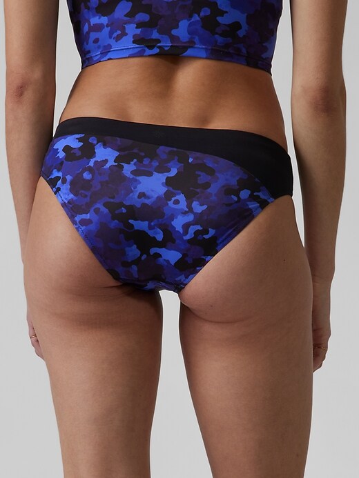 L'image numéro 2 présente Bas de bikini à couverture moyenne camouflage Freestyle