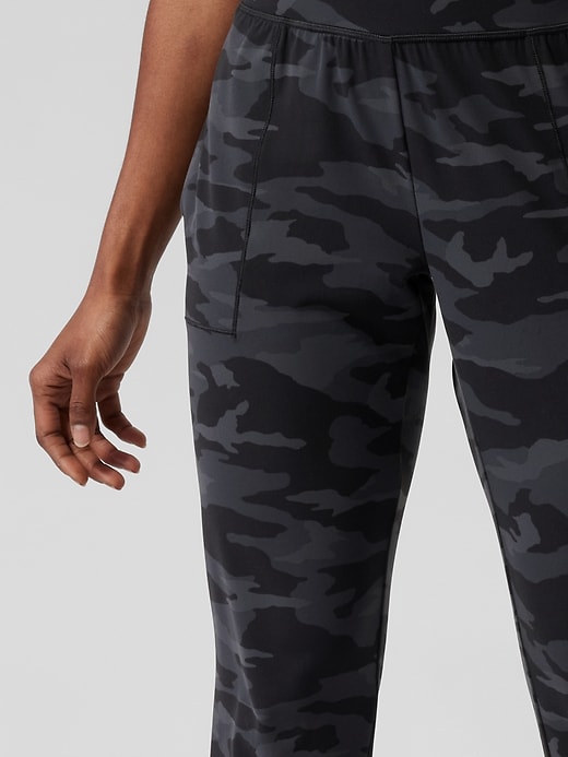 L'image numéro 6 présente Pantalon de jogging camouflage Salutation
