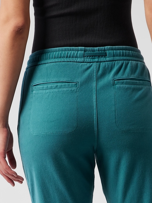 Athleta Farallon Joggers Pants Size 6 Green Camo Print Casual Travel