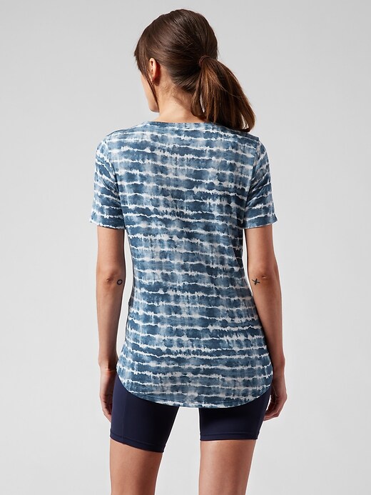 L'image numéro 2 présente T-shirt imprimé col en V Breezy