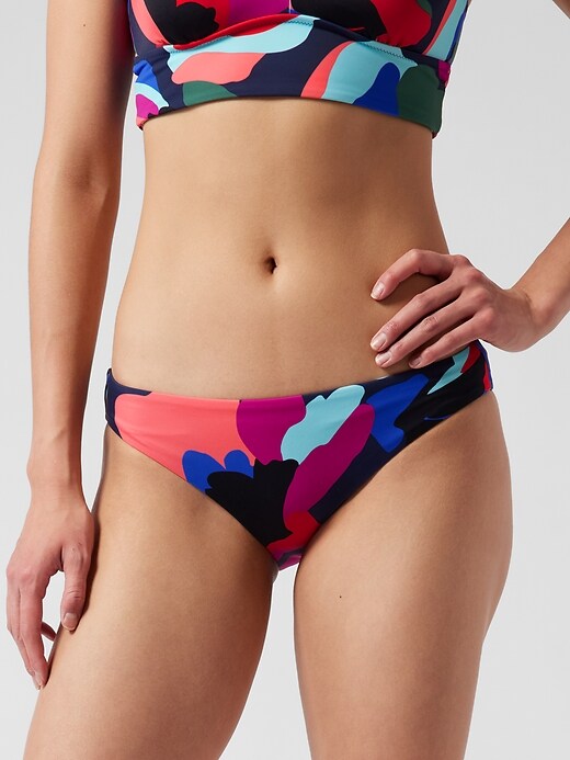 L'image numéro 1 présente Bas de bikini imprimé à couverture moyenne sans coutures