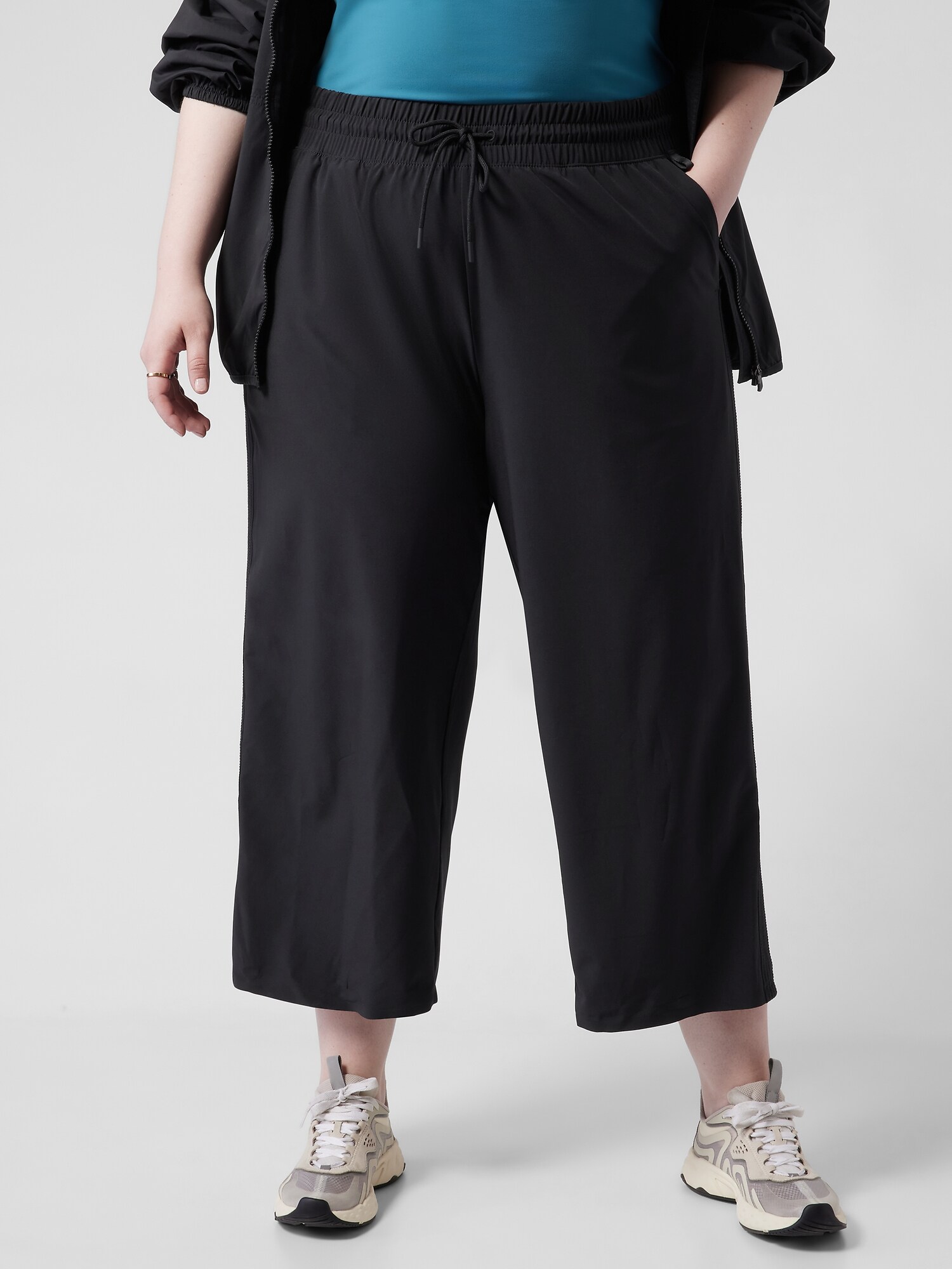 LULULEMON On the Fly Wide-Leg Pant *Woven-Black. Size 6 Crop