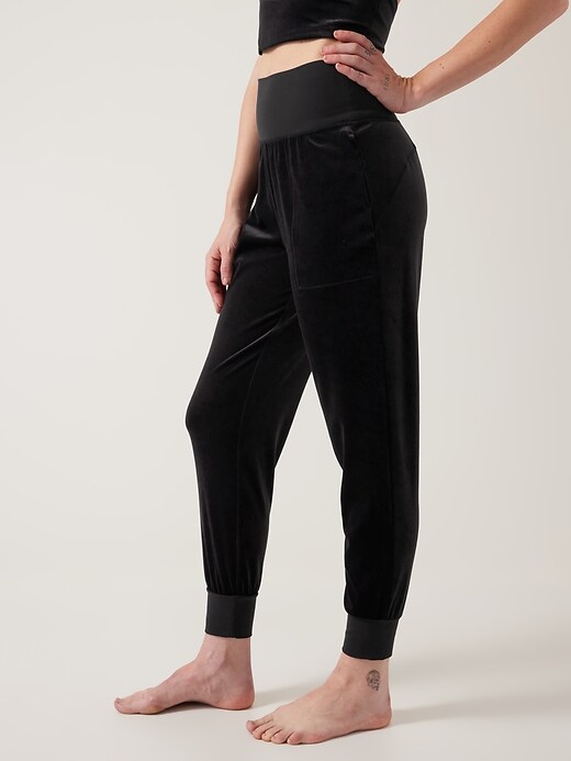 Salutation Velvet Jogger