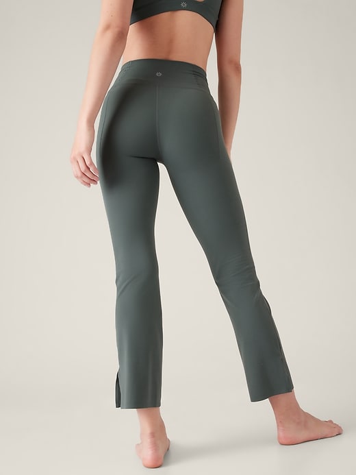 L'image numéro 3 présente Pantalon droit 3/4 à taille haute et poches dissimulées Transcend