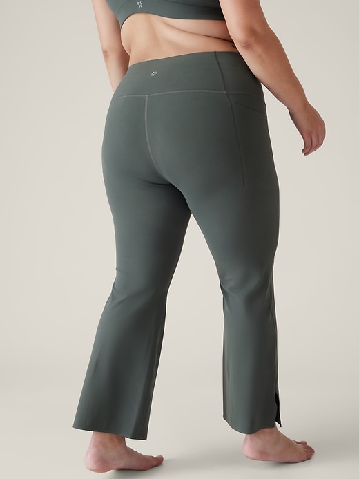 L'image numéro 5 présente Pantalon droit 3/4 à taille haute et poches dissimulées Transcend