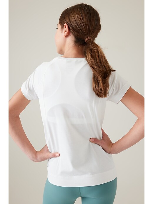 L'image numéro 2 présente T-shirt Catching Rays avec FPRUV Athleta Girl