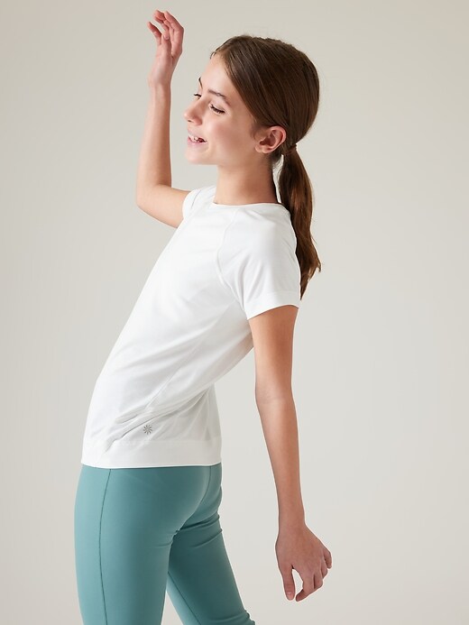 L'image numéro 3 présente T-shirt Catching Rays avec FPRUV Athleta Girl