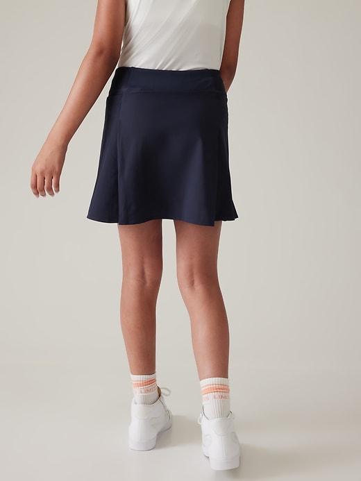 L'image numéro 2 présente Jupe-short d’uniforme à plis Athleta Girl