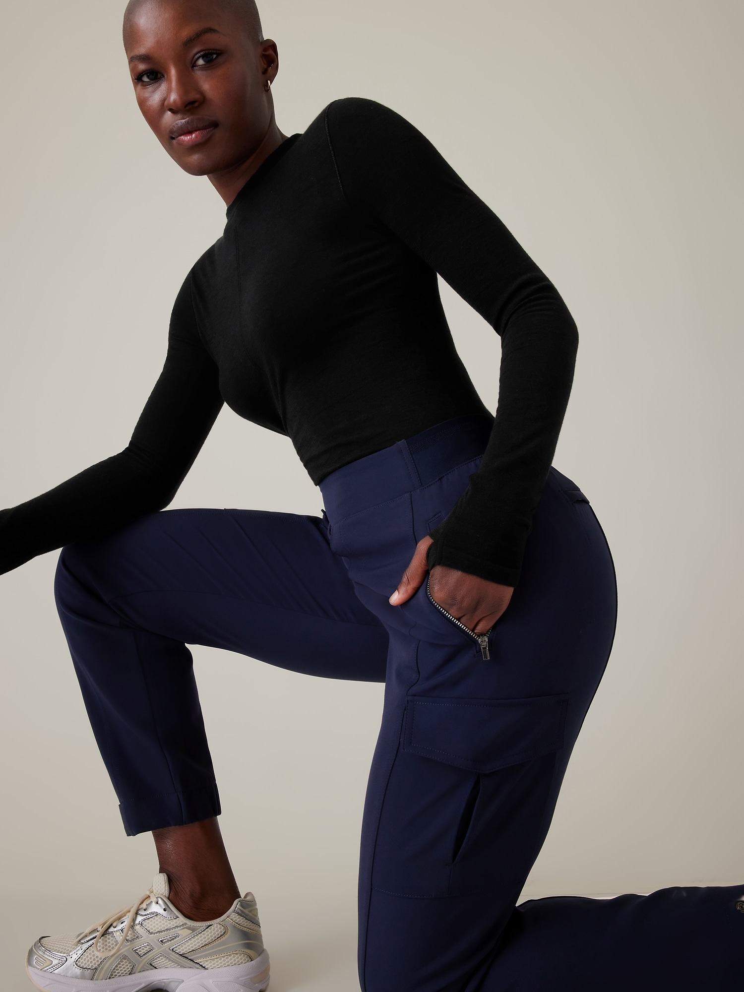 Athleta Women's Endless Cargo Pant NWT Size 2 Color Black