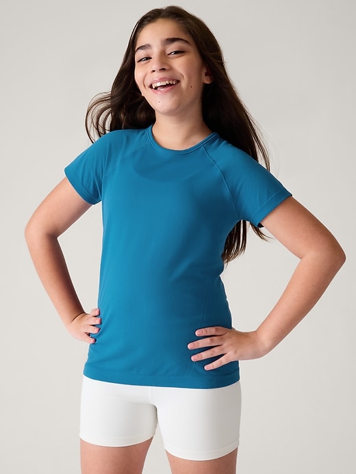 L'image numéro 1 présente T-shirt sans coutures longueur standard Power Up Athleta Girl