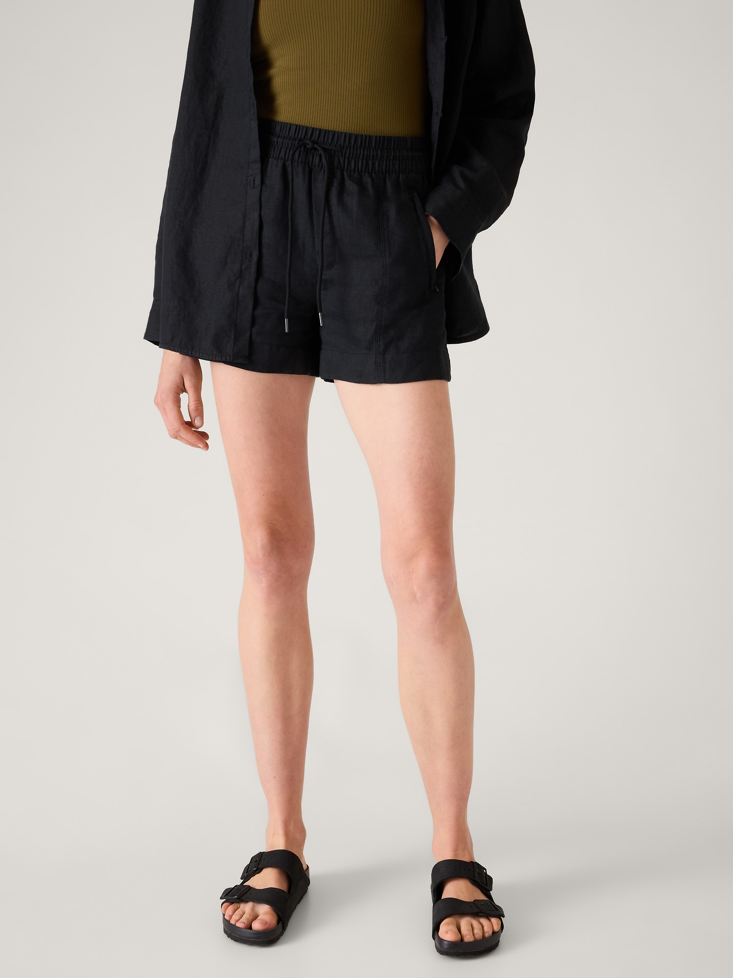 Retreat Linen Mid Rise Short - Black