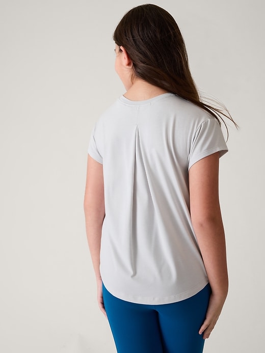 L'image numéro 2 présente T-shirt With Ease Athleta Girl