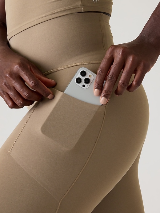 L'image numéro 4 présente Legging 7/8 cintré à taille haute et poches dissimulées Salutation