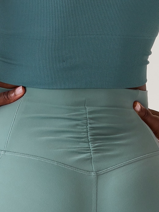 L'image numéro 2 présente Legging 7/8 cintré à taille haute et poches dissimulées Salutation