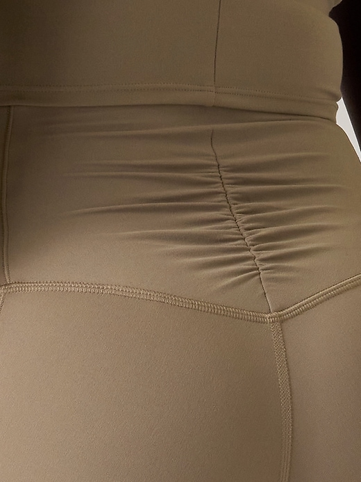 L'image numéro 2 présente Legging 7/8 cintré à taille haute et poches dissimulées Salutation