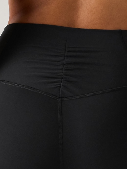 L'image numéro 2 présente Legging 7/8 cintré à taille haute et poches dissimulées Salutation