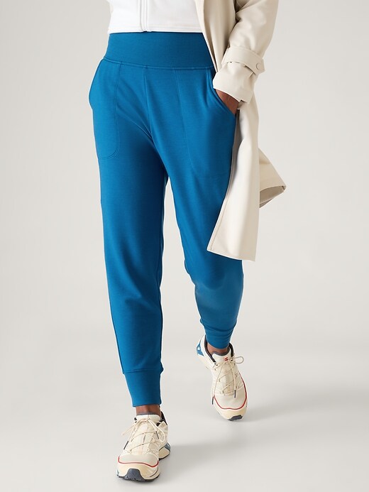 Coaster Luxe High Rise Jogger | Athleta