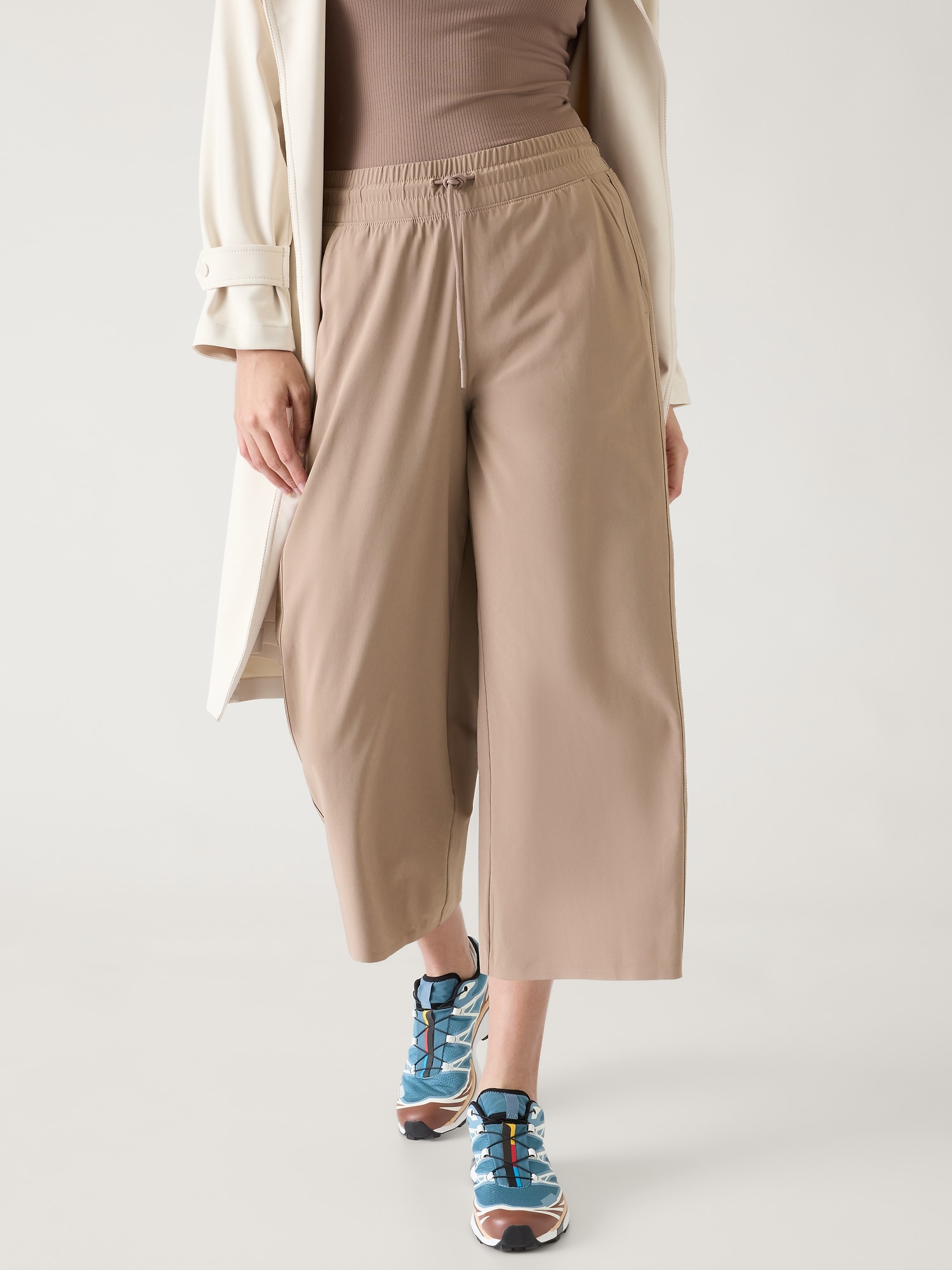 Lululemon on the fly wide leg ankle cropped pants