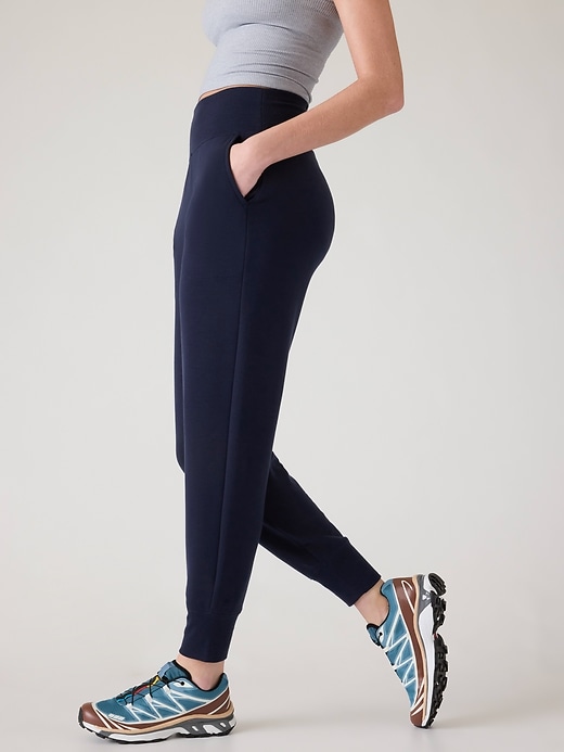 L'image numéro 6 présente Pantalon de jogging à taille haute Coaster Luxe