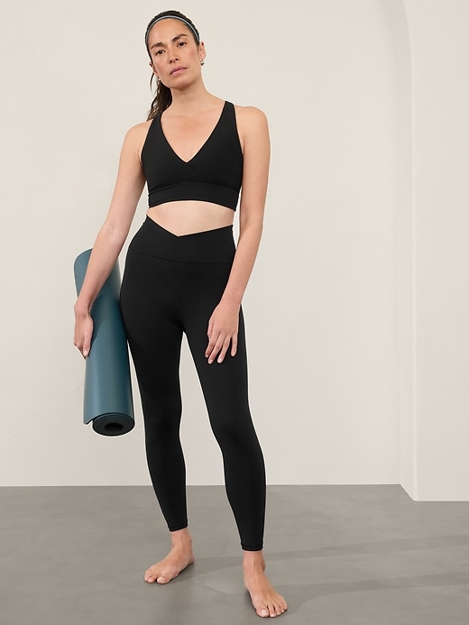 L'image numéro 3 présente Legging 7/8 à effet croisé à taille haute Transcend