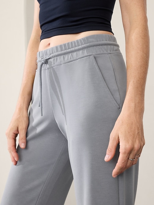L'image numéro 2 présente Pantalon droit 3/4 à taille moyenne Seasoft