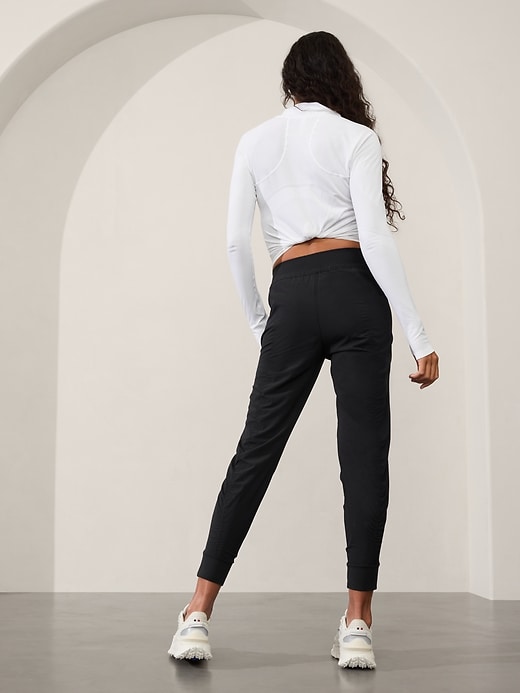 L'image numéro 3 présente Pantalon de jogging à taille moyenne Attitude