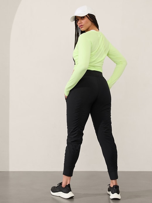 L'image numéro 6 présente Pantalon de jogging à taille moyenne Attitude