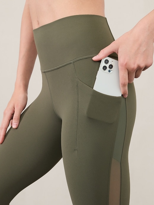 L'image numéro 2 présente Legging 7/8 en filet à taille haute et poches dissimulées Salutation