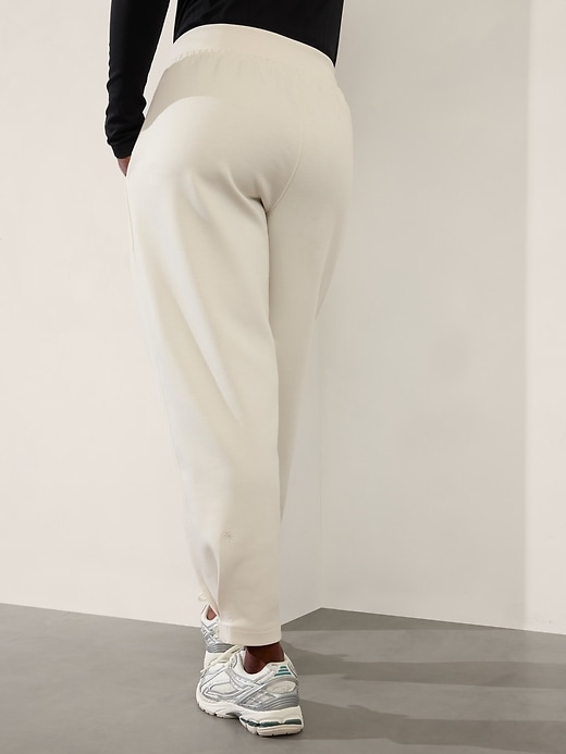 L'image numéro 2 présente Pantalon de jogging à taille moyenne Allure