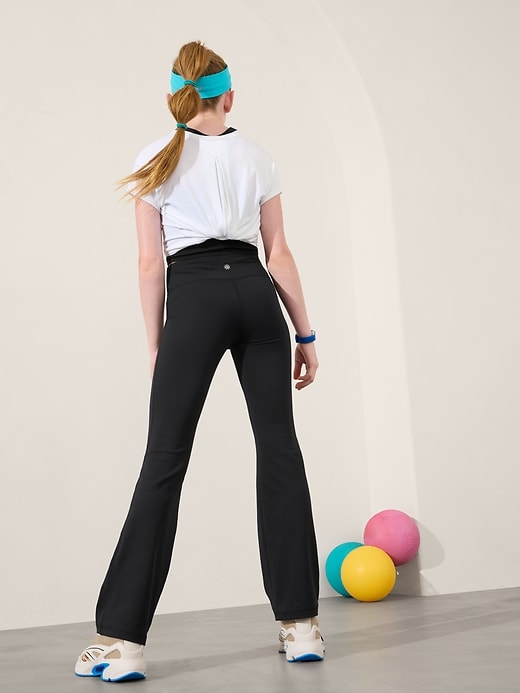 L'image numéro 2 présente Pantalon évasé à taille haute Chit Chat Athleta Girl