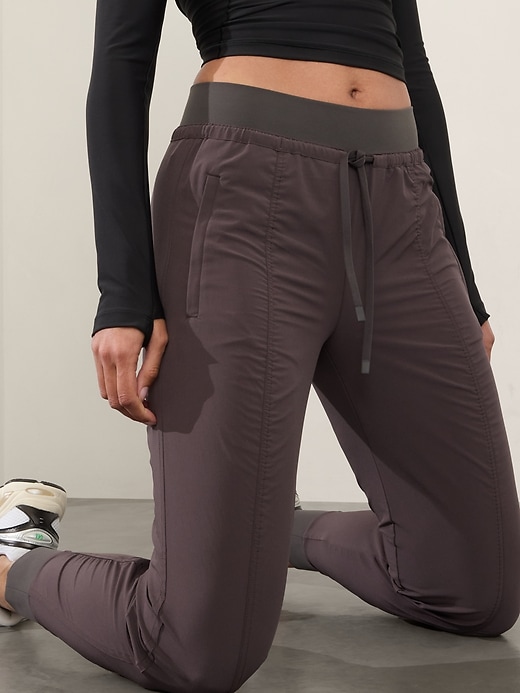 L'image numéro 2 présente Pantalon de jogging à taille moyenne Attitude