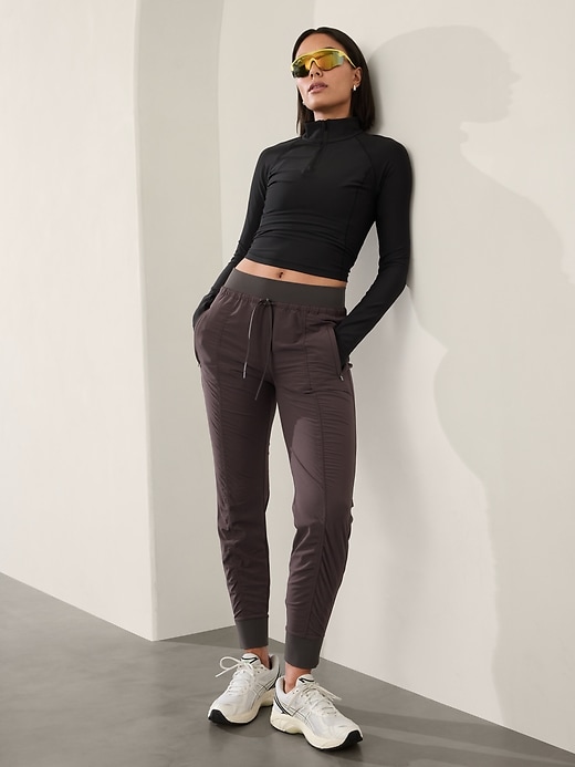 L'image numéro 1 présente Pantalon de jogging à taille moyenne Attitude