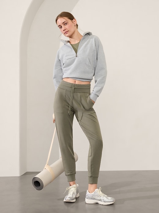 L'image numéro 1 présente Pantalon de jogging à taille moyenne Balance