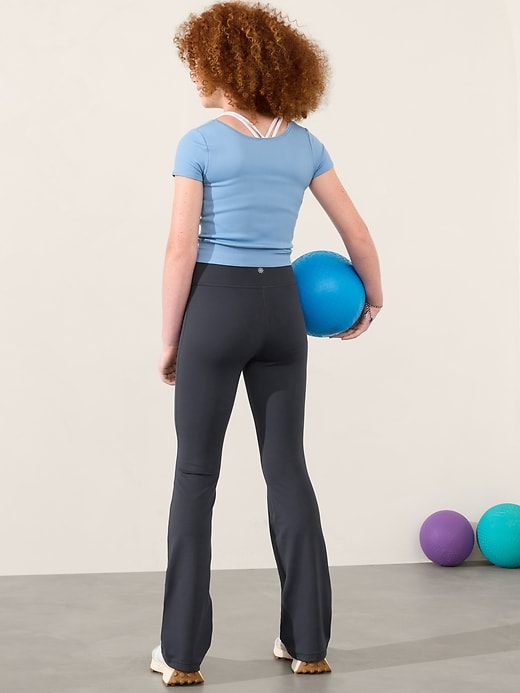 L'image numéro 2 présente Pantalon évasé à taille haute Chit Chat Athleta Girl