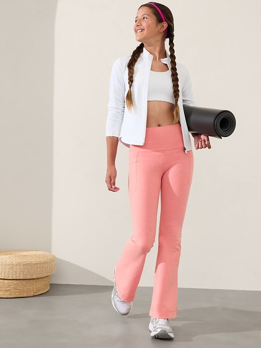 L'image numéro 2 présente Legging évasé à poches dissimulées Right Moves Athleta Girl