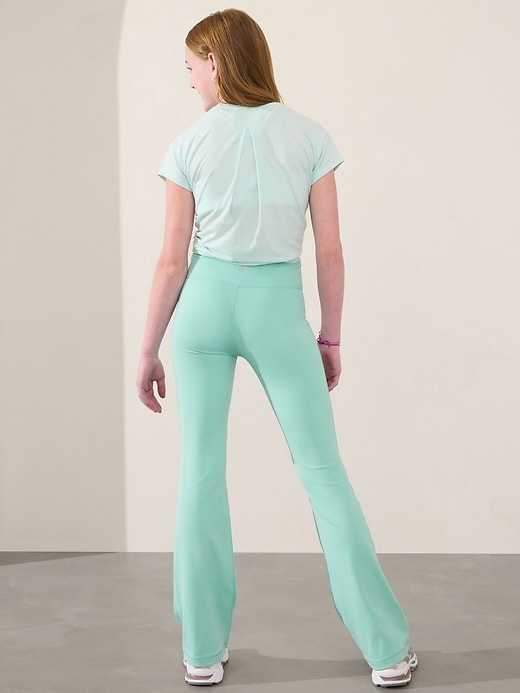 L'image numéro 2 présente Pantalon évasé à taille haute Chit Chat Athleta Girl