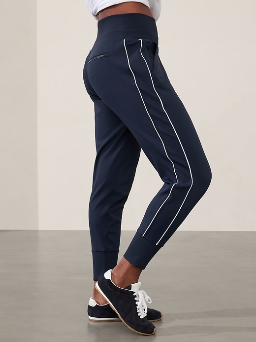 L'image numéro 5 présente Pantalon de jogging à taille haute et jambe à bandes latérales Venice