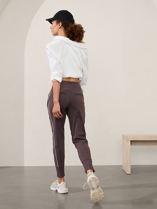 L'image numéro 3 présente Pantalon de jogging à taille haute et jambe à bandes latérales Venice