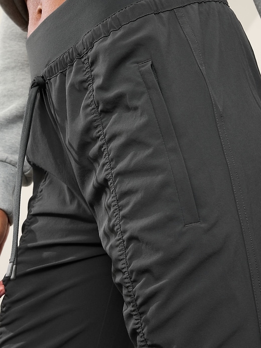 L'image numéro 6 présente Pantalon de jogging à taille moyenne Attitude