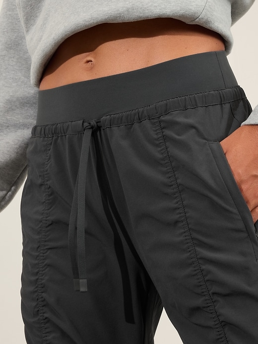 L'image numéro 5 présente Pantalon de jogging à taille moyenne Attitude