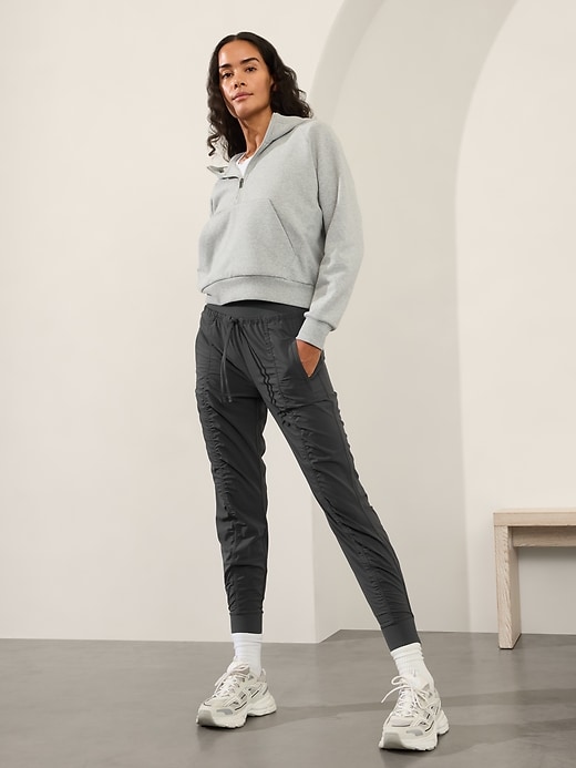 L'image numéro 1 présente Pantalon de jogging à taille moyenne Attitude