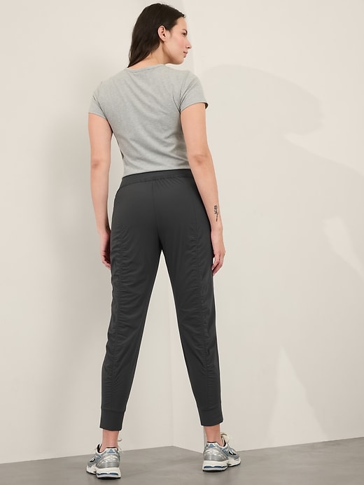 L'image numéro 8 présente Pantalon de jogging à taille moyenne Attitude