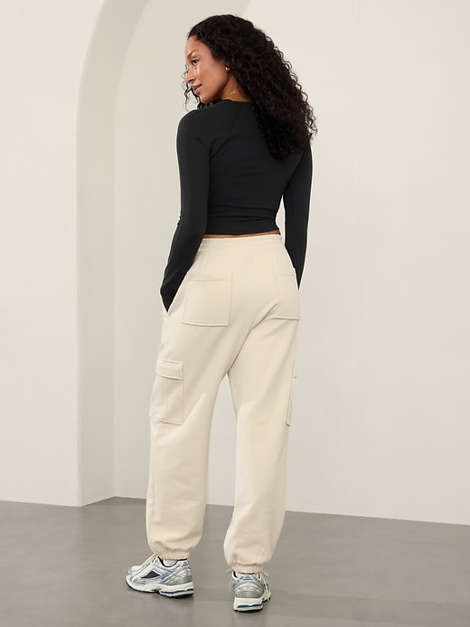 L'image numéro 3 présente Pantalon de jogging cargo en molleton à taille moyenne Forever