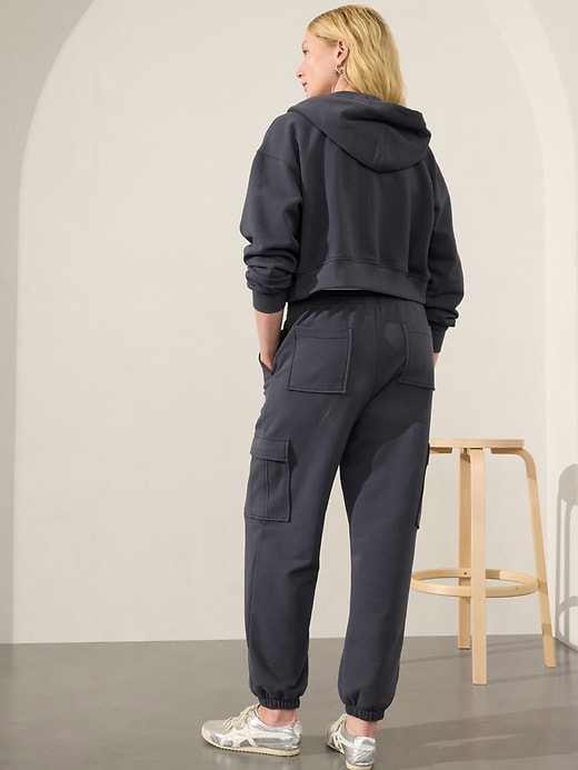 L'image numéro 2 présente Pantalon de jogging cargo en molleton à taille moyenne Forever