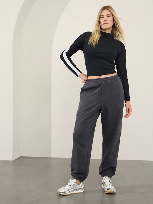 L'image numéro 7 présente Pantalon de jogging cargo en molleton à taille moyenne Forever