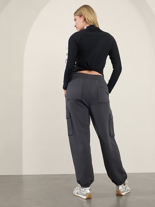 L'image numéro 8 présente Pantalon de jogging cargo en molleton à taille moyenne Forever