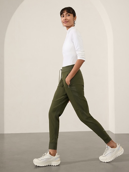 L'image numéro 5 présente Pantalon de jogging hybride à taille moyenne Trek Headlands