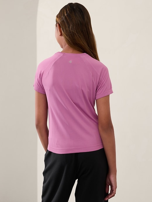 L'image numéro 2 présente T-shirt sport Power Up Athleta Girl