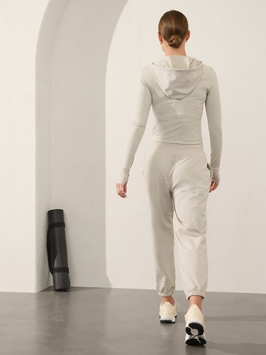 L'image numéro 2 présente Pantalon de jogging à taille haute SoftLuxe